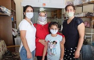 Balıkesirli kadın terzi kıyafete göre maske üretiyor