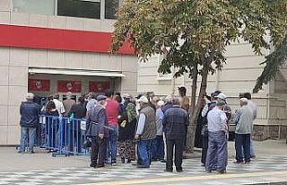 Banka önündeki sosyal mesafe ihlaline polis müdahalesi