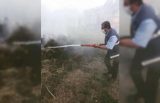 Başkale’de ot yandı