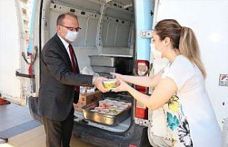 Başkan Akın vatandaşa aşure dağıttı