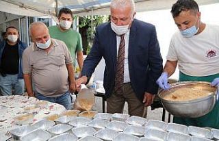 Başkan Atay, esnafla birlikte aşure dağıttı