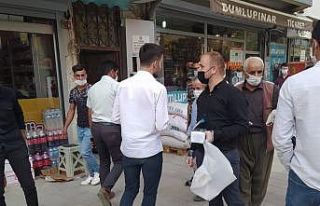 Başkan Aydoğdu vatandaşlara maske dağıttı