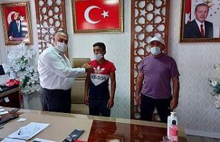 Başkan Bedir Şampiyona Altın hediye etti