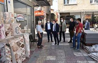 Başkan Beyoğlu servis aracının yakıldığı bölgede...