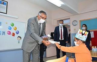 Başkan Bozkurt öğrencilere maske hediye etti