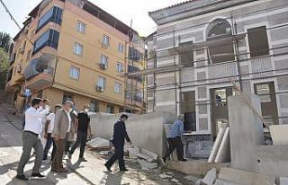 Başkan Çelik Yiğitbaş Veli Camii ve türbesindeki...
