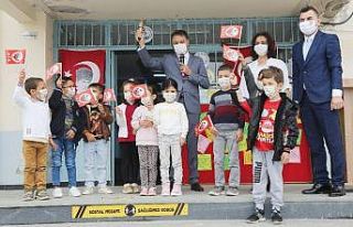 Başkan Cemil Deveci minik öğrenciler için ilk...