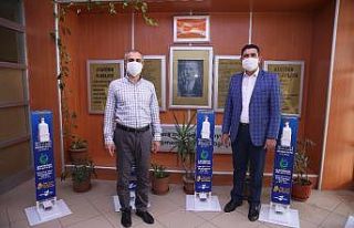 Başkan Çiftçi, okullara dezenfektan seti dağıttı