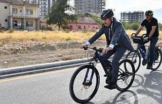 Başkan Çınar mesaiye bisikletle geldi