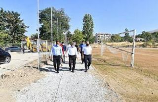 Başkan Çınar, yeni futbol sahasını inceledi