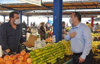 Başkan Dutlulu pazarcı esnafına hijyen seti dağıttı