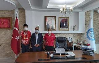 Başkan Ensari milli sporcuyu altınla ödüllendirdi
