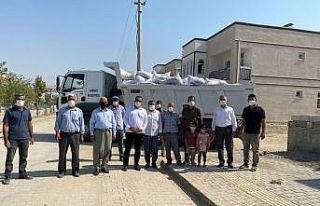 Başkan Fırat, yardım kampanyasına bademle destek