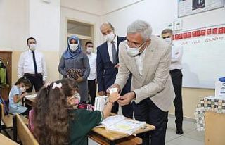 Başkan Güder’den öğrencilere ikram ve hediye