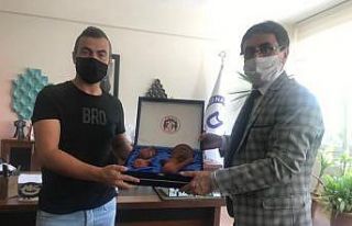 Başkan İnal’dan, yarışmada derece alan Ertürk’e...