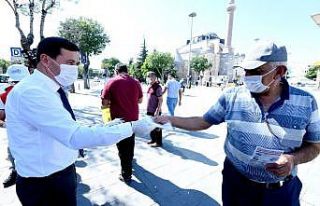 Başkan Kılca, maske ve broşür dağıttı, uyarıda...