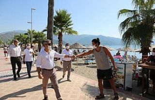 Başkan Oktay, turistlere maske dağıttı