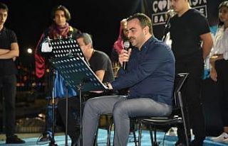Başkan Özlü gençlerle şarkılar söyledi