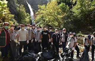 Başkan Özlü izciler ile birlikte temizlik yaptı