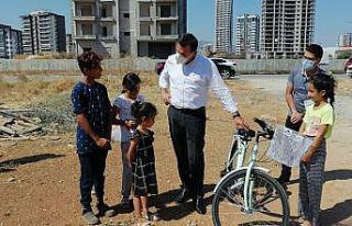 Başkan Özyiğit sözünü tuttu, Esmanur bisikletine...