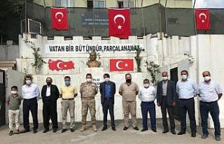 Başkan Şen’den Yarbay Carık’a plaket
