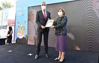 Başkan Tarhan 2 günde 2 ödülün sahibi oldu