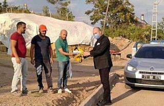 Başkan Tekin’den işçilere tatlı ikramı