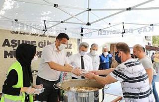 Başkan Ulutaş aşure dağıttı