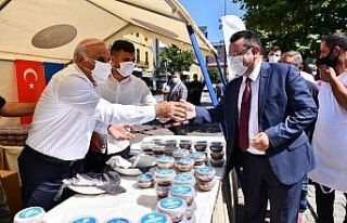 Başkan Zorluoğlu aşure dağıttı