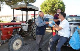 Başkandan üzüm kuyruğundaki üreticilere çorba...