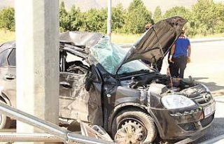 Bayan sürücü kaza yaptığı otomobilde sıkışarak...