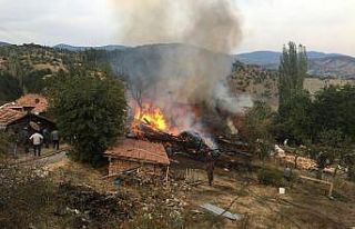 Bayat’ta 3 ev ve 1 samanlık yandı