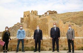 Bayburt Kalesi çinilerine kavuşuyor