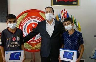 Bayrak aşığı kardeşler güvenlik korucuları...