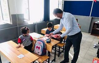 Belde başkanı öğrencileri unutmadı
