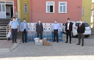 Belediyeden okullara dezenfektan stantları