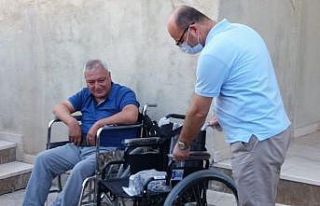Belediyeden tekerlekli sandalye dağıtımı
