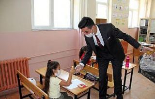 Belediyelerden gelen yardım paketleri Ağrılı öğrencilere...