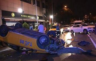 Beşiktaş’ta trafik kazasında ticari taksi takla...