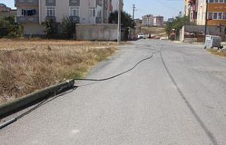 Beton mikseri telefon direğini yıktı