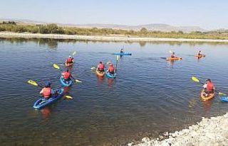 Bingöl’de Murat Nehrinde gençlerin kano keyfi