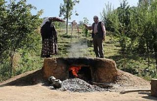 Bir asırdır doğal yollarla üzüm pekmezi yapıyorlar