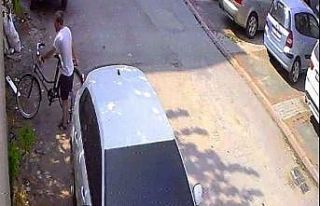 Bisiklet çalarken kameralara yakalandı