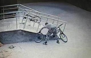 Bisiklet tekeri hırsızlığı kamerada