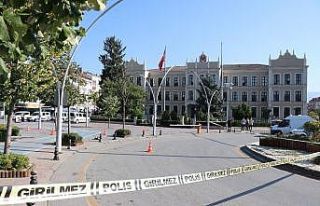 Bolu Valiliği önünde şüpheli çanta paniği