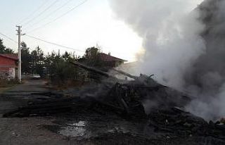 Bolu’da, odunlukta çıkan yangın eve sıçradı