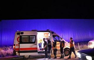 Bolu’da, traktörün römorkuna çarpan otomobil...