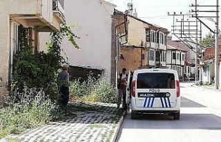 Bolvadin’de karantinadan kaçan iki şahsı polis...