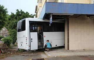Boş dükkana giren otobüs bina sahiplerini ayağa...