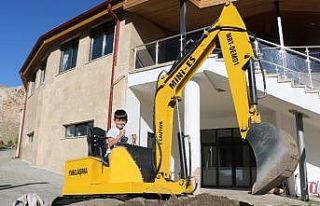 Bu ekskavatörü çocuklar kullanıyor